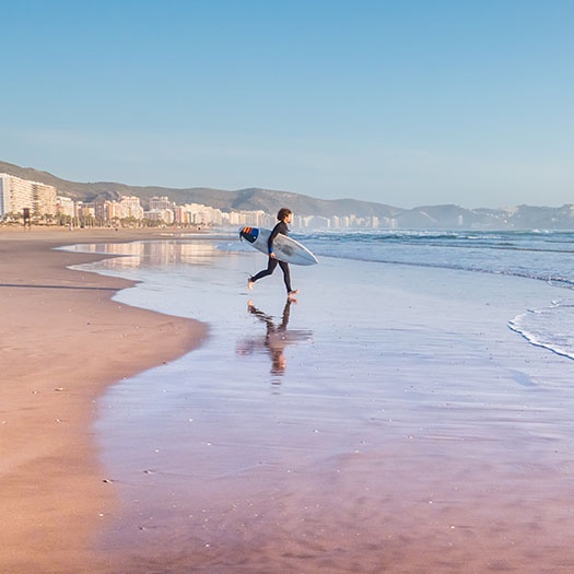 Surfeur sur la plage de Cullera à Valence