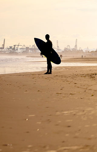 Surfeur sur la plage de la Malvarrosa à Valence