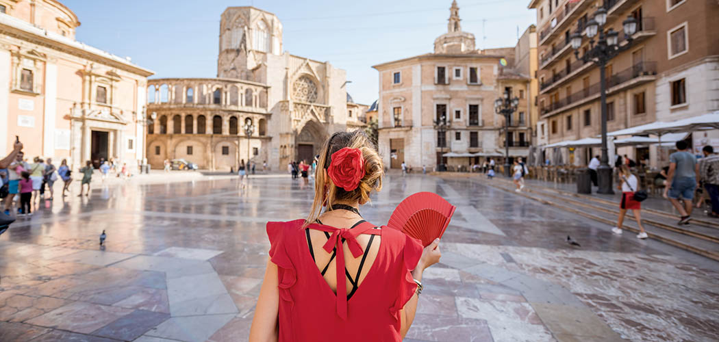 Touriste sur la Plaza de la Virgen à Valence