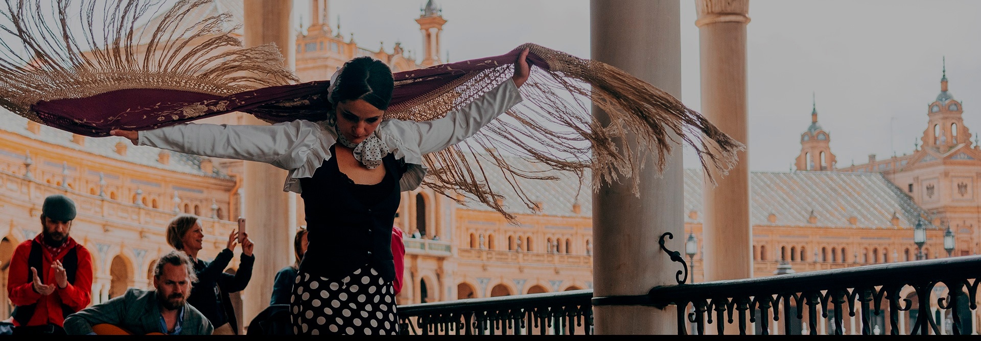 Mujer bailando flamenco en Plaza España de Sevilla (España)