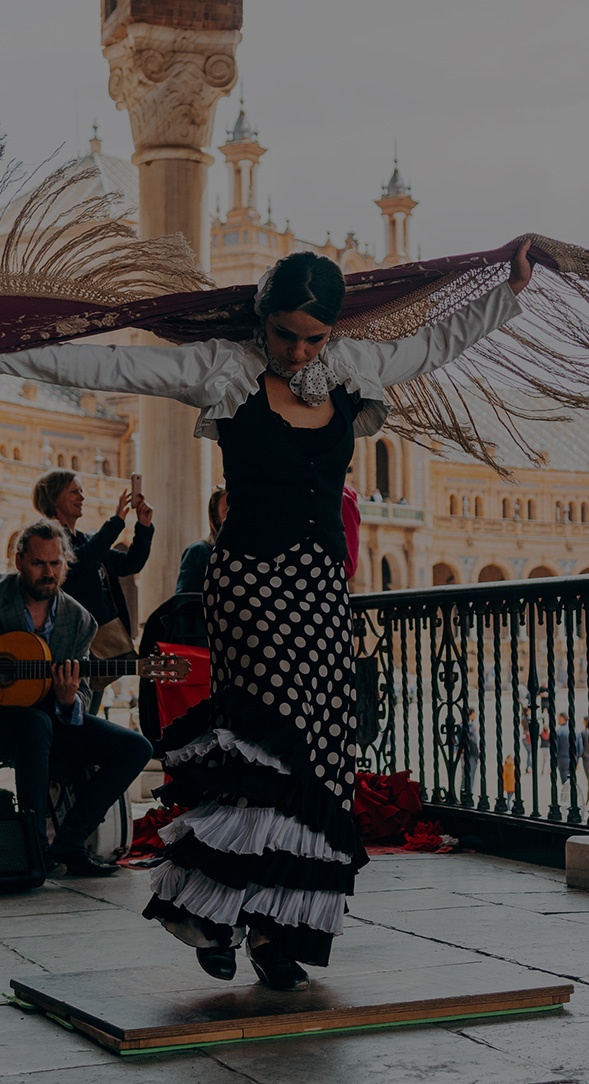 Mujer bailando flamenco en Plaza España de Sevilla (España)