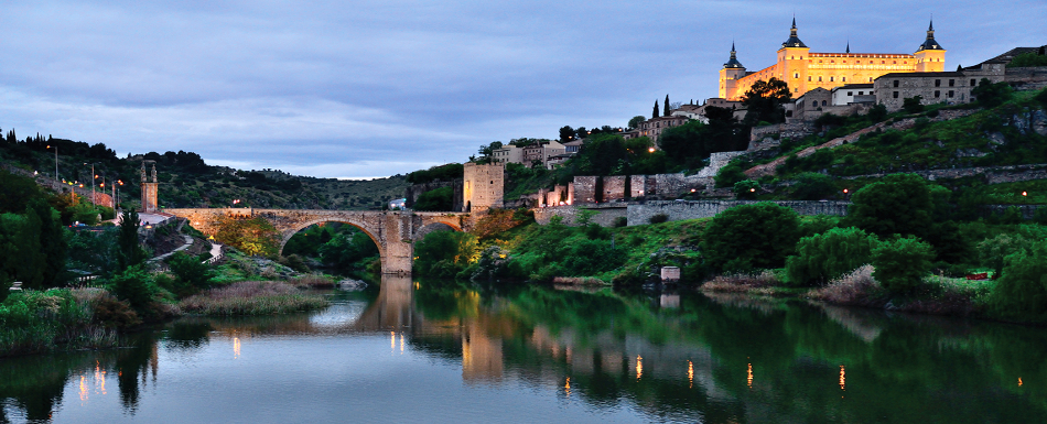 Алькасар в Толедо с берега реки Тахо Алькасар в Толедо с берега реки Тахо