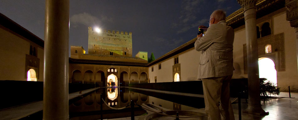 Court of the Myrtles during the night tour of La Alhambra de Granada © Pepe Marín. Patronato de la Alhambra y el Generalife