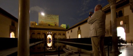 Patio de Arrayanes en la visita nocturna a la Alhambra © Pepe Marín. Patronato de la Alhambra y el Generalife