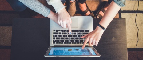 Friends on a computer