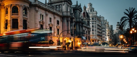 Fahrende Fahrzeuge in einer Straße in Valencia