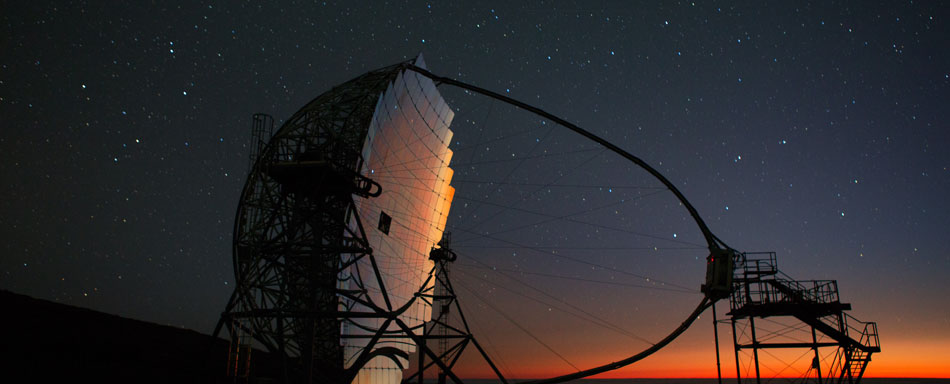 Widok obserwatorium astronomicznego w gwieździstą noc © Holbox-shutterstock