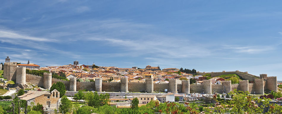 Rundblick auf die Stadtmauer und auf Ávila