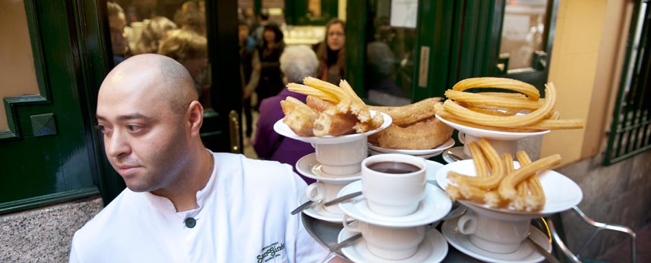 Kellner in der Chocolatería San Ginés © Foto mit freundlicher Genehmigung von Madrid Destino Cultura Turismo y Negocia, S.A.