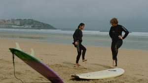 Practicando surf en Asturias