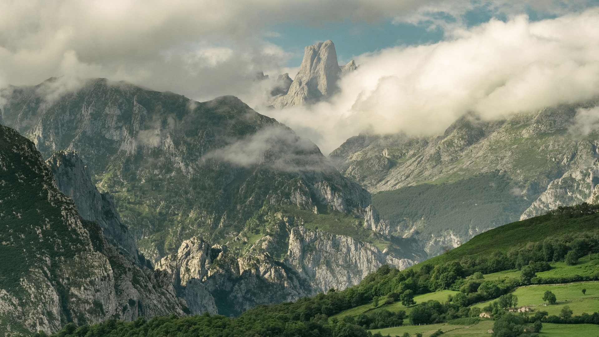 Vue du Naranjo de Bulnes dans les Pics d’Europe, Asturies Vue du Naranjo de Bulnes dans les Pics d’Europe, Asturies