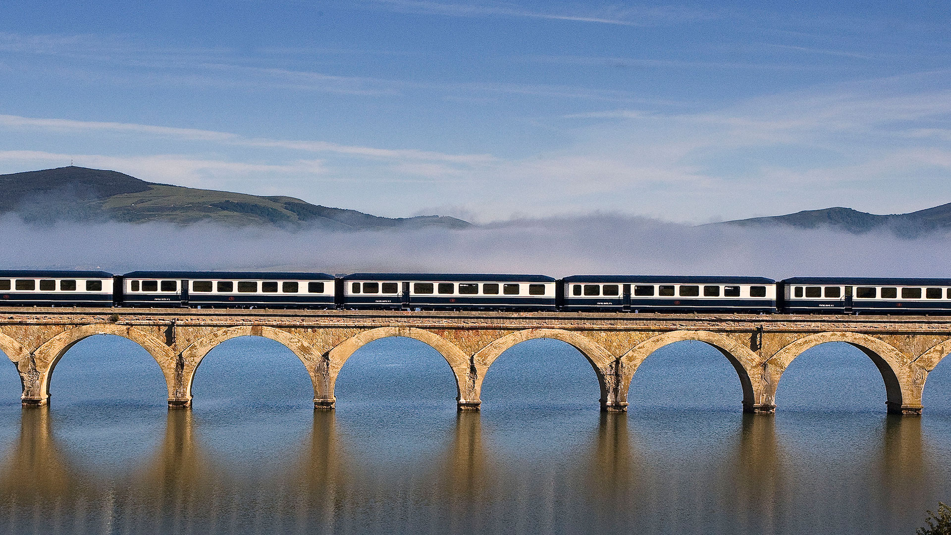 El lujo de recorrer la España Verde en tren turístico El lujo de recorrer la España Verde en tren turístico