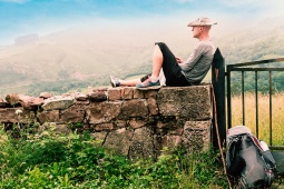 Pellegrino che riposa lungo il Cammino di Santiago
