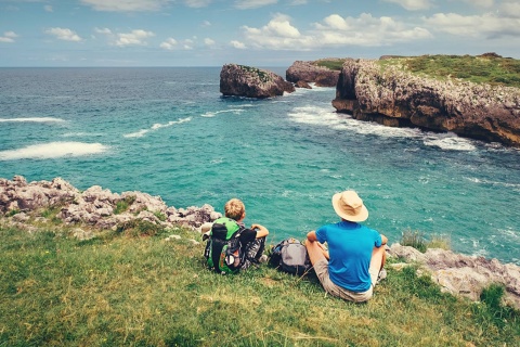  Peregrinos descansando con vistas a la costa en el Camino de Santiago del Norte