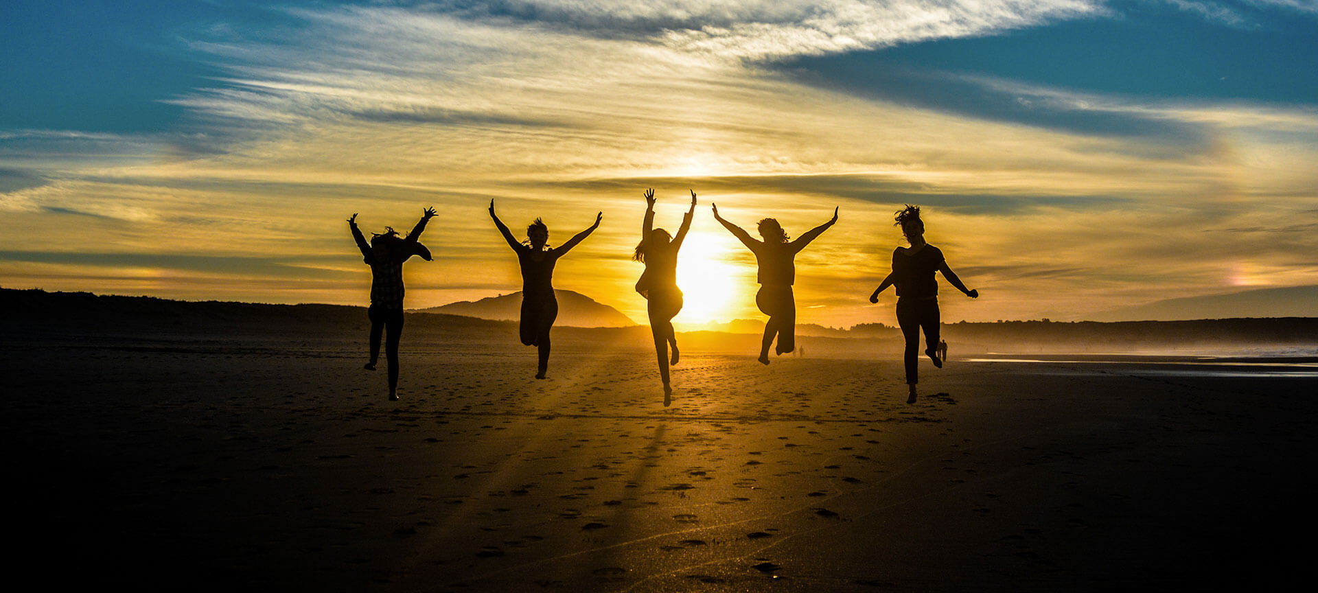 Amici al tramonto in una spiaggia della Galizia