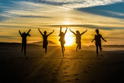  Des amis sur une plage de Galice au coucher du soleil