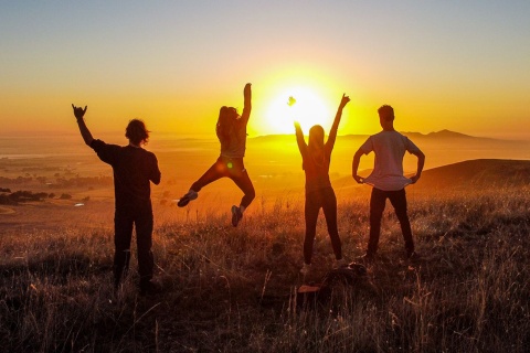 Amigos contemplando el atardecer