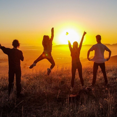 Freunde betrachten den Sonnenuntergang