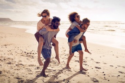 Des amis sur une plage de Galice au coucher du soleil