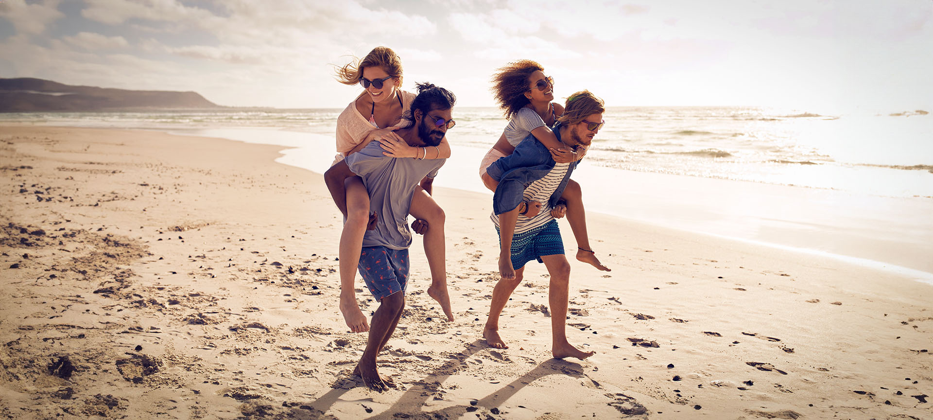 Amici al tramonto in una spiaggia della Galizia Amici al tramonto in una spiaggia della Galizia