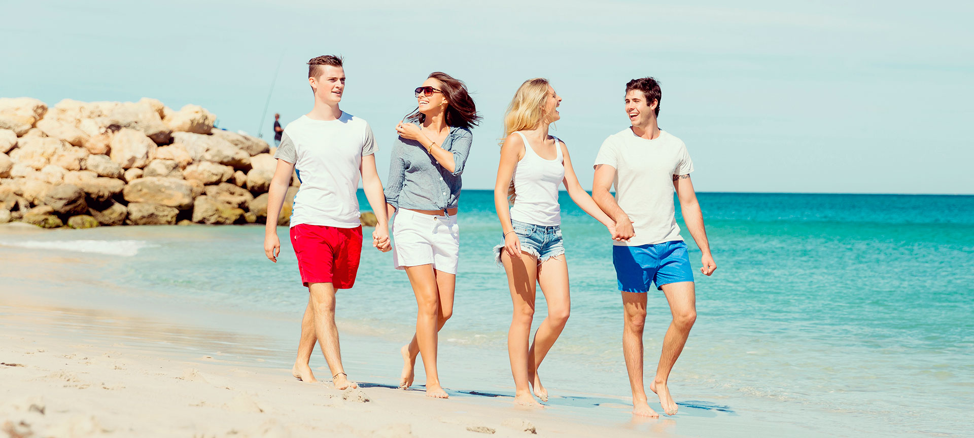 Un groupe d’amis sur une plage Un groupe d’amis sur une plage