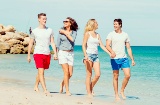 Группа друзей на пляже