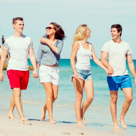 Gruppo di amici su una spiaggia