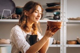 Artigiana al lavoro nel suo laboratorio
