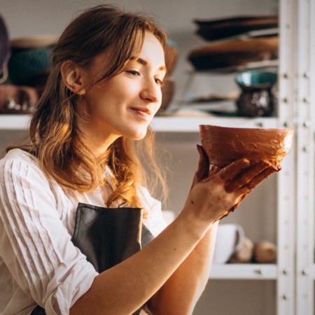 Artesã trabalhando em seu ateliê