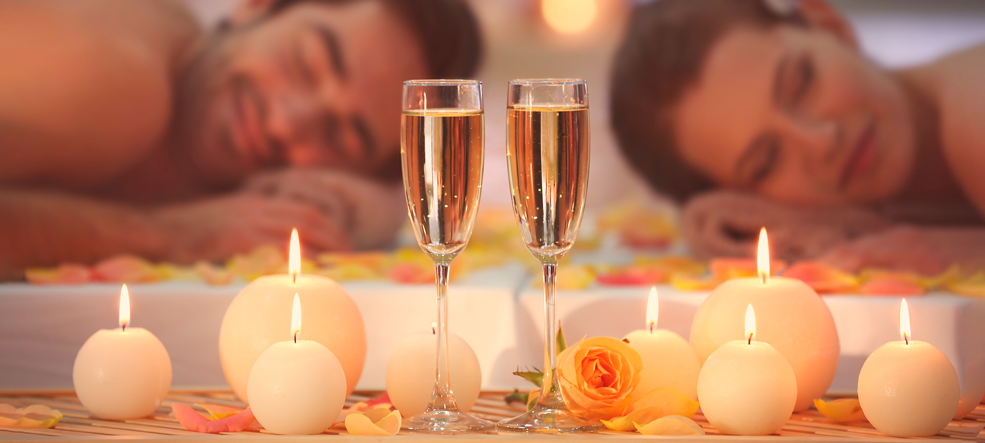 Casal em um balneário Casal em um balneário