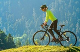 Mulher praticando cicloturismo na natureza