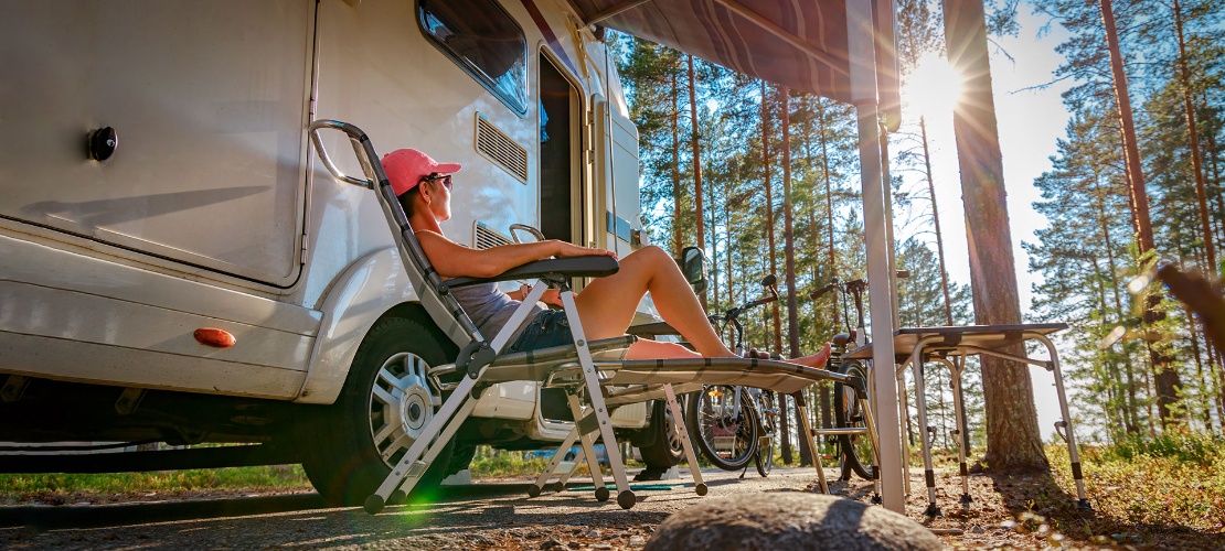 Turista descansando en el exterior de la caravana