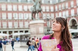 Uma viajante contempla a Plaza Mayor de Madri