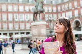 Une touriste contemple la Plaza Mayor de Madrid