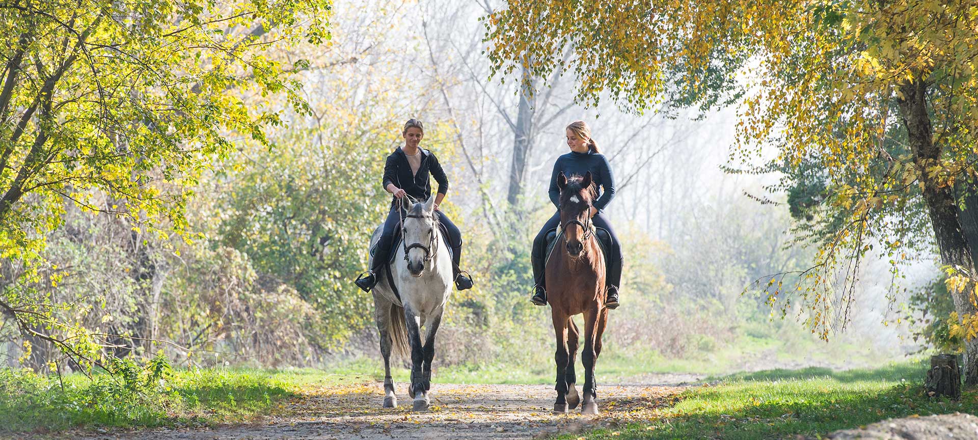 Jeunes filles à cheval Jeunes filles à cheval