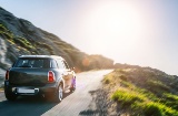 Voiture sur une route de montagne