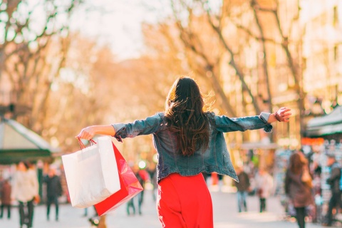 Donna che fa shopping a Barcellona