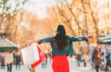 Frau beim Shopping in Barcelona