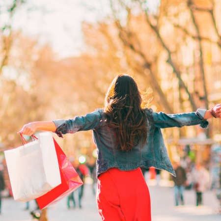 Mulher fazendo compras em Barcelona