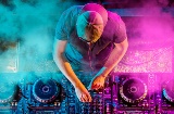 DJ em um festival de música eletrônica