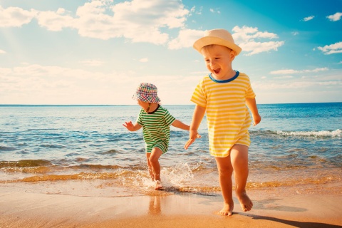 Bambini che si divertono in spiaggia