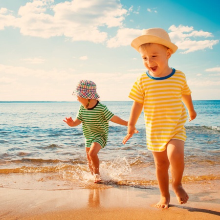 Bambini che si divertono in spiaggia