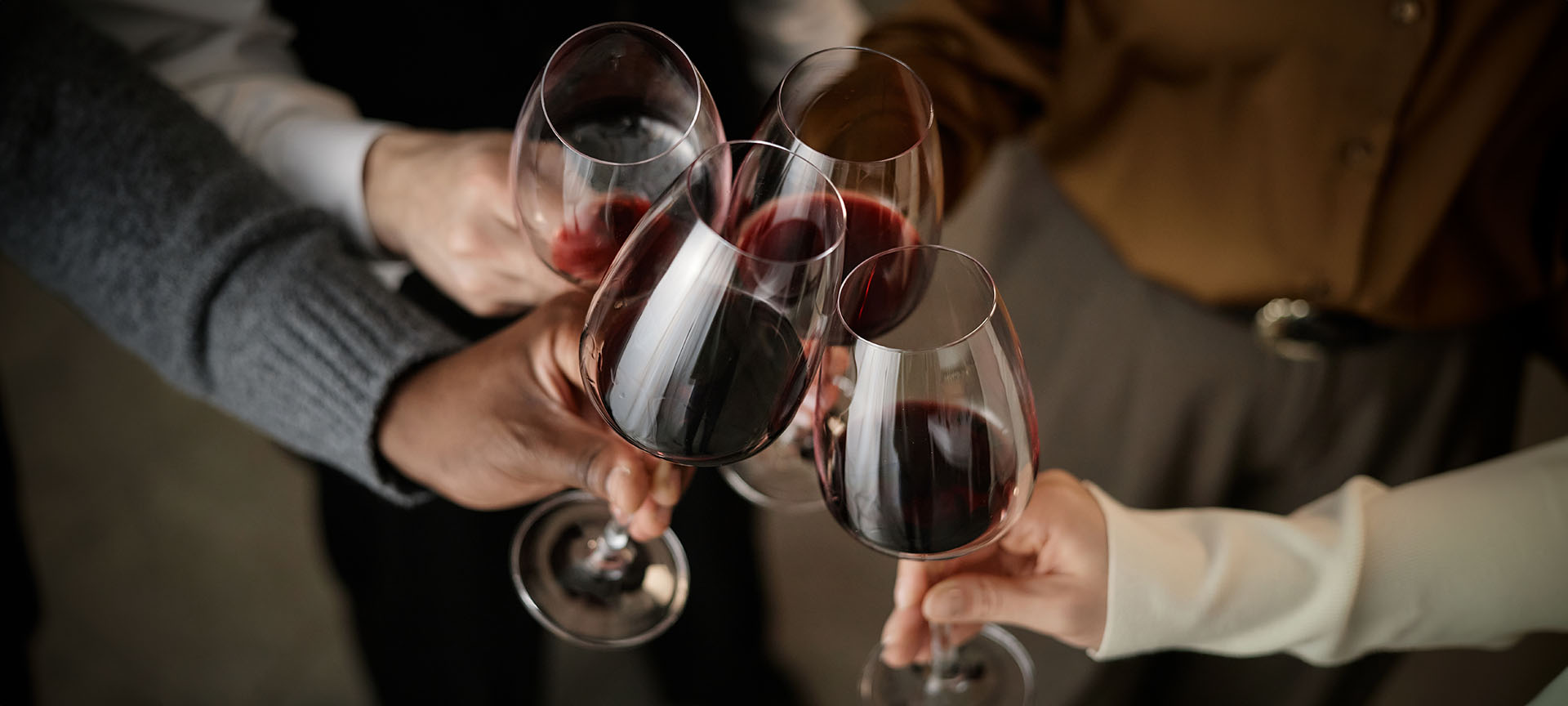 Touristes pendant une dégustation de vin