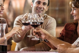 Touristes lors d'une dégustation de vin