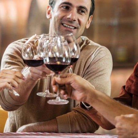 Turistas durante uma degustação de vinhos