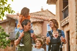 Famiglia che si gode le vacanze in una casa rurale in Spagna