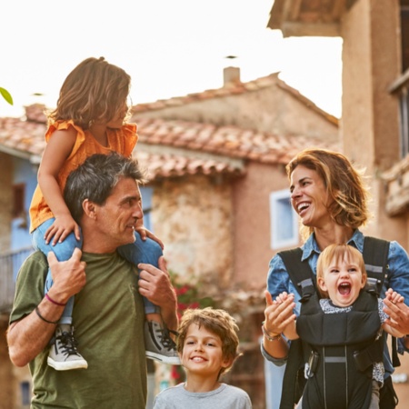 Eine Familie genießt ihren Urlaub in einem Landhaus in Spanien