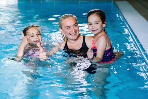 Familie genießt den Pool