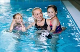 Семья наслаждается купанием в бассейне
