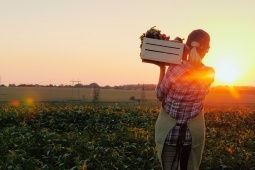 Agricultora en una huerta